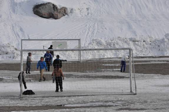 Jogo de futebol no gelo, em Ilulissat, na Groelândia